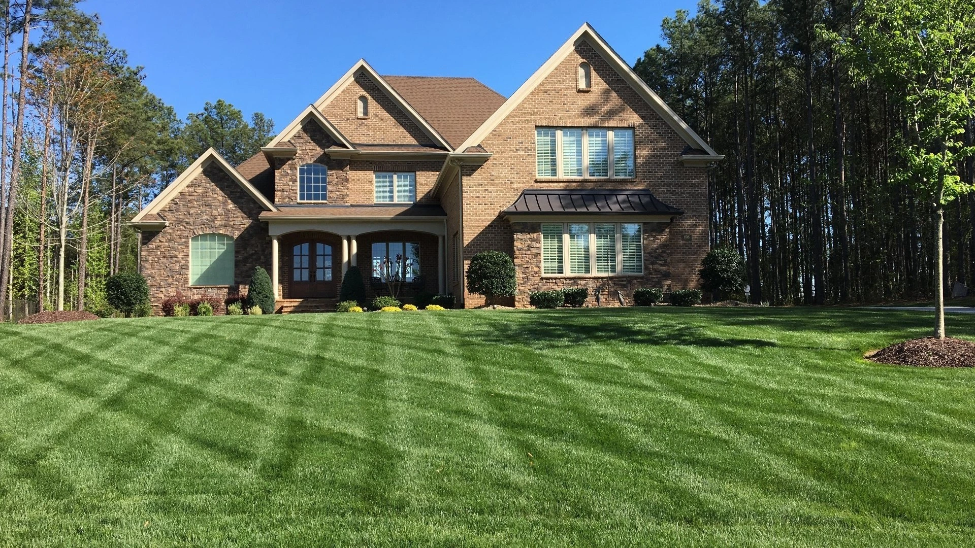 Home in Lake Norman, NC with a perfect front lawn.